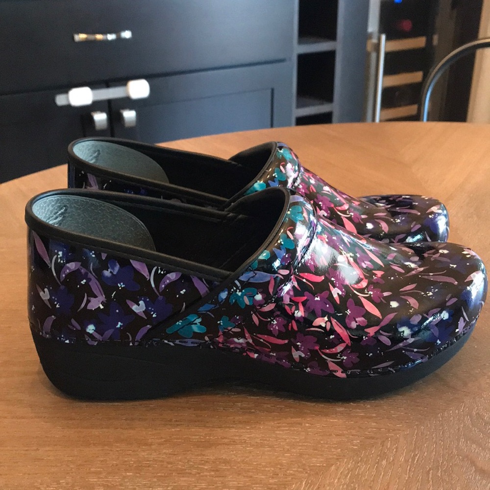 Dansko patent leather nurse clogs Sz 10.5/11